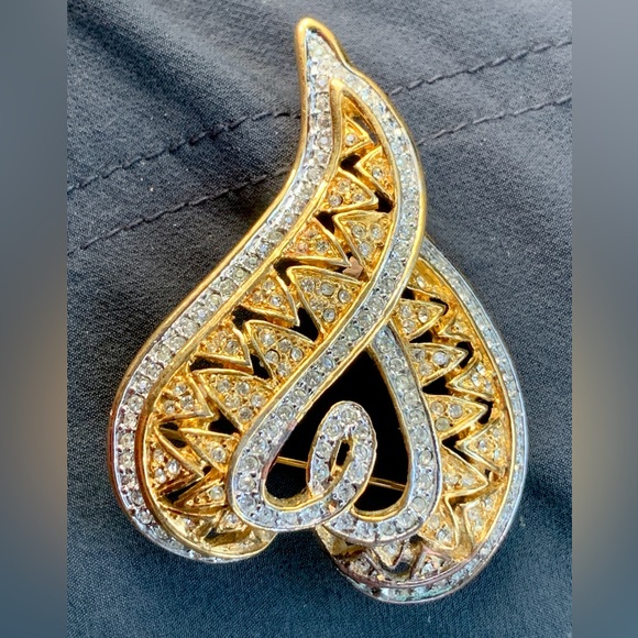 Mid Century Vintage Rhinestone Jeweled Gold Tone Metal Heart Shaped Brooch - Picture 8 of 11